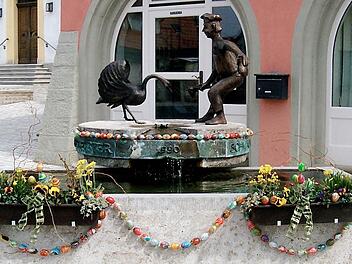 Wieder komplett: Der Schwan und der Küchenmeister auf dem Rödelseer Brunnen.  Foto: mz