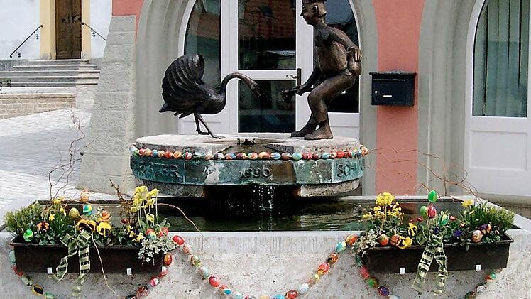 Wieder komplett: Der Schwan und der Küchenmeister auf dem Rödelseer Brunnen.  Foto: mz