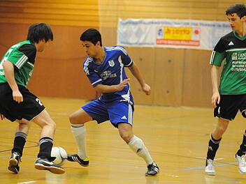 Ahmet Coprak (Mitte) vom TSV Münnerstadt setzt sich gegen die Burgwallbacher Matthias Tripp (links) und Julian Ziegler durch. Foto: Hopf