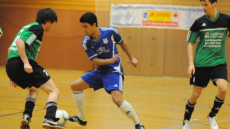 Ahmet Coprak (Mitte) vom TSV Münnerstadt setzt sich gegen die Burgwallbacher Matthias Tripp (links) und Julian Ziegler durch. Foto: Hopf