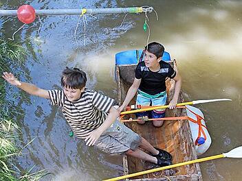 Nicht ganz freiwillig verließen einige "Bootskapitäne" ihren wackligen Kahn, um mit dem doch recht kühlen Wasser des Alsterbaches Bekanntschaft zu machen. Fotos: Helmut Will