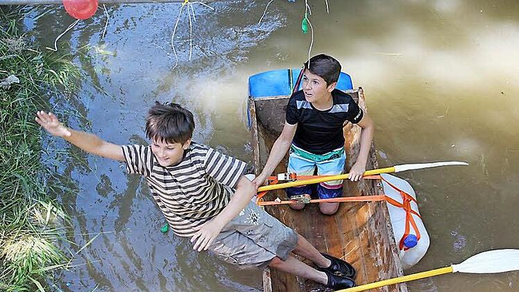 Nicht ganz freiwillig verließen einige "Bootskapitäne" ihren wackligen Kahn, um mit dem doch recht kühlen Wasser des Alsterbaches Bekanntschaft zu machen. Fotos: Helmut Will