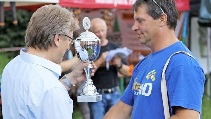 Stockheims Bürgermeister und Schirmherr Rainer Detsch überreichte an Dirk Köpcke von der Insel Rügen einen Pokal.  Foto: Michael Wunder