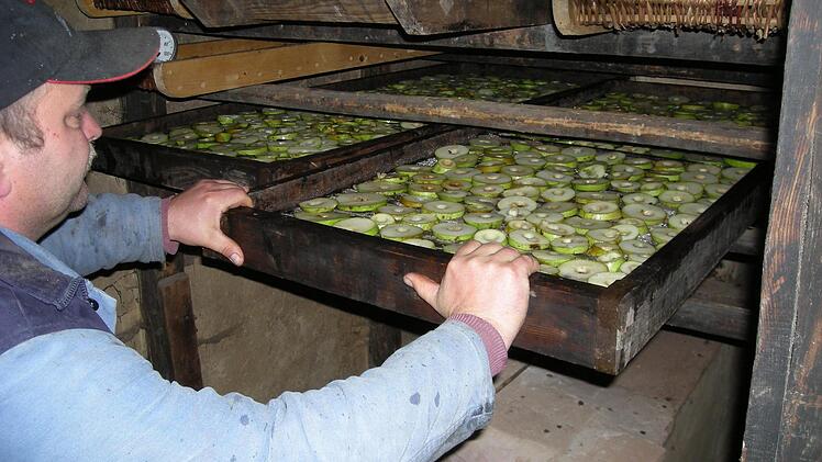 Die wertvollen Vitamine der Sommerfrüchte wurden früher im aufwändigen Dörrverfahren für den Winter gerettet. Foto: Hacker