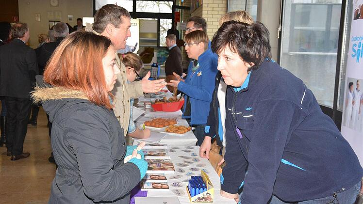 Am Stand vom Diakonischen Werk Haßberge wurden die jungen Leute über soziale Berufe auf aufgeklärt. Foto: Schmidt