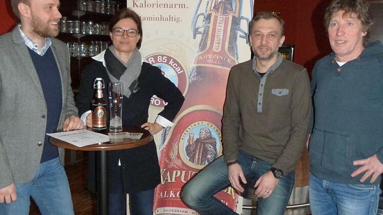Die SGB Stadtsteinach um Vorsitzenden Oliver Hempfling (links) lädt zu einem Lauf-Kurs mit Hannes Laubmann (rechts) an. Mit imBild (von links) Manuel Kummer und Helga Metzel vom Sponsor Kulmbacher Brauerei. Foto: Werner Reißaus