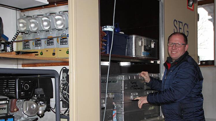 SEG-Leiter Armin Stelzner zeigt den Gerätewagen. Foto: Ulrike Müller