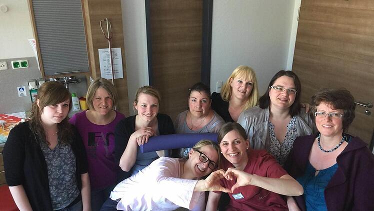 Die zehn Hebammen am Haßfurter Krankenhaus wollen nicht kampflos aufgeben. Hinten, v.l.: Petra Schor, Stefanie Urlaub, Verena Eichner, Carola Lutsch, Annette Storkan, Nicole Braunreuther, Brigitta Wohner-Finger. Vorne: Martina Steck (l.) und Anne Bedruna. Im Bild fehlt Hebamme Katrin Wolfschmidt.  Foto: privat