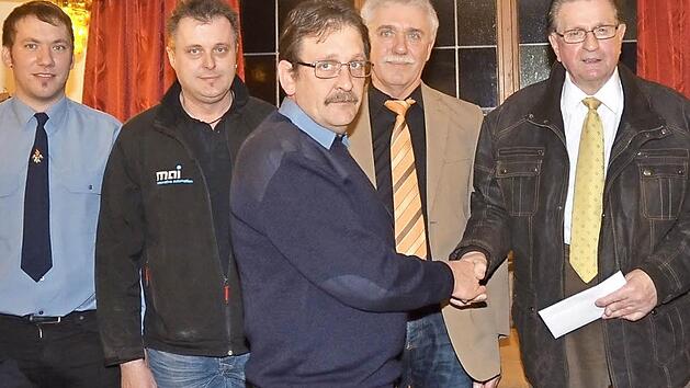 Von links: Peter Lindlein (neuer 2. Vorsitzender), Uwe Probst (30 Jahre aktiver Dienst), Vorsitzender Gottfried Kreutzer, Stadtrat Hans Simon und Elmar Kalb (60 Jahre Treue)