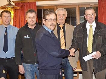 Von links: Peter Lindlein (neuer 2. Vorsitzender), Uwe Probst (30 Jahre aktiver Dienst), Vorsitzender Gottfried Kreutzer, Stadtrat Hans Simon und Elmar Kalb (60 Jahre Treue)