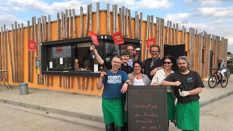 Das Team vom Kulturkiosk "Zur Seeb&uuml;hne" bei der Er&ouml;ffnung im April 2017 in der Wilhelminenaue in Bayreuth. Betreiber, Anwalt und Veranstalter Cornelius Sturm (3. von rechts) hat sich seit dem Ende der Landesgartenschau f&uuml;r ein Festival auf dem Gel&auml;nde stark gemacht. Nun erreicht uns die Nachricht: Es findet statt. Foto: Cornelius Sturm/ privat