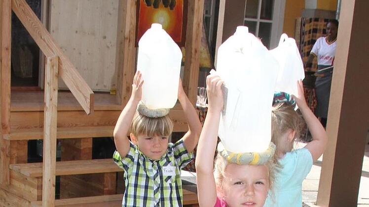 Die Kinder konnten auch Wasserkanister auf dem Kopf balancieren, allerdings ungefüllt. Foto: SonnyAdam