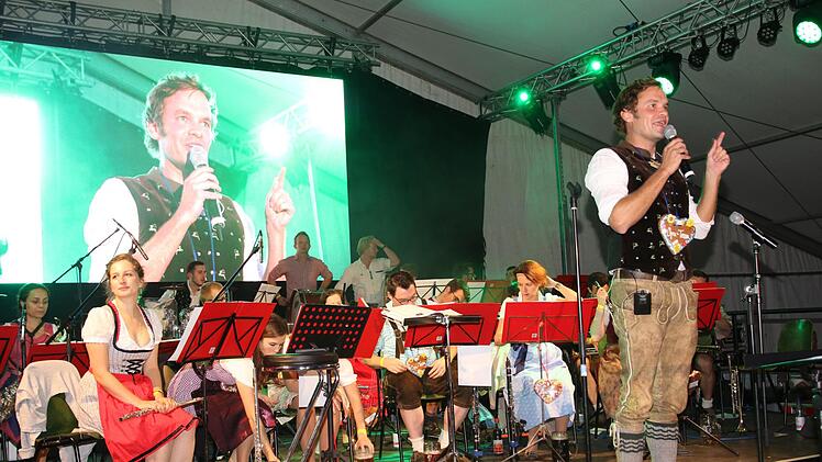 Die jungen Musikerinnen und Musiker verstanden es mit Blasmusik mit den richtigen "Wums" das Festzelt zum Brodeln zu bringen.
