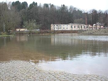 Land unter:  Dort, wo sonst auf der Seebühne Konzerte stattfinden, ist das Gelände der Landesgartenschau in Kronach derzeit ein See. Die Fläche ist als Überschwemmungsgebiet deklariert, andernorts drohen laut Wasserwirtschaftsamt jedoch Sperrungen von Straßen und Wegen. Foto: Andreas Schmitt