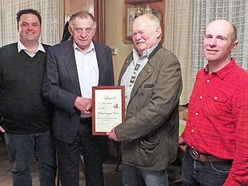Vorsitzender Georg Geiger dankte Josef Hanna für seine langjährige Treue zur Flößervereinigung Friesen. Von links: Stadtrat Michael Zwingmann, Jubilar Josef Hanna, Vorsitzender Georg Geiger und stellvertretender Vorsitzender Joachim Geiger  Foto: Gerd Fleischmann