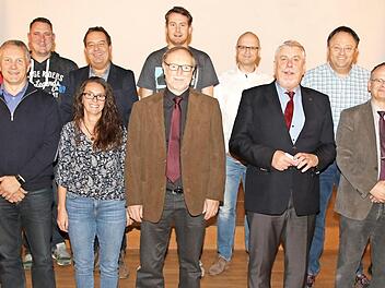 Das Bayrische Rote Kreuz zeichnete diese "Lebensretter" für 25- und 50-maliges Blutspenden aus. Fotos: Wolfgang Desombre