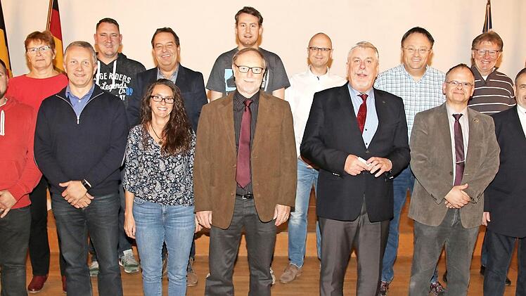 Das Bayrische Rote Kreuz zeichnete diese "Lebensretter" für 25- und 50-maliges Blutspenden aus. Fotos: Wolfgang Desombre