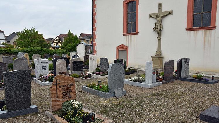 Der südliche Teil des Friedhofes in Obertheres soll neu gestaltet werden. Dort lichten sich bereits die Reihen der Gräber.