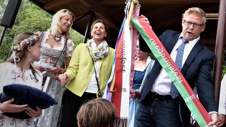 Bürgermeister Frank Wilzok heftete das Fahnenband an.Werner Reißaus