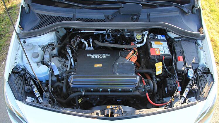 Ein Elektromotor ist zwar kleiner als ein Verbrenner, doch man benötigt weiter Nebenaggregate wie Servolenkung, Bremskraftverstärker oder Klimaanlage. So füllt sich der Motorraum trotzdem gut.