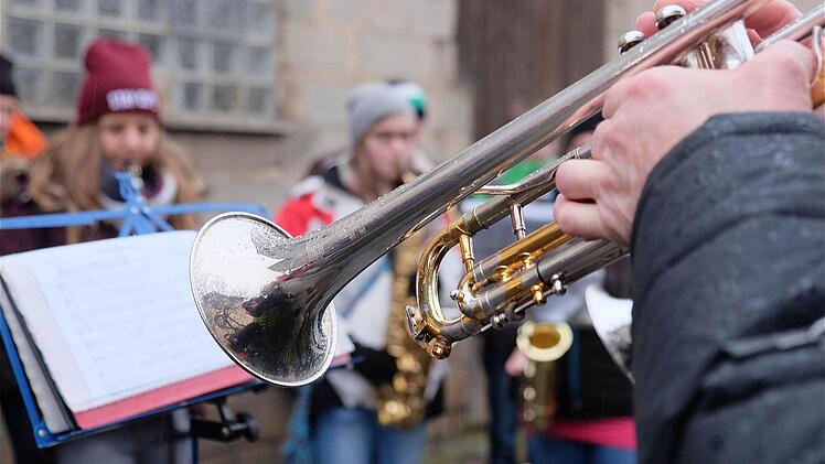 Egal ob Regen oder Schnee, zum Jahreswechsel wird aufgespielt - und zwar im ganzen Dorf. Die Untererthaler Musikanten ziehen beim Silvesterblasen mit ihren Instrumenten durch die Straßen. Foto: Gerd Schaar