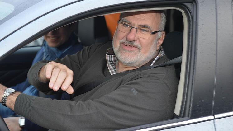 Roland Kauper (Scheßlitz) Mit 192 Zentimetern ist es nicht leicht, ein Auto zu finden.Foto: Ronald Rinklef