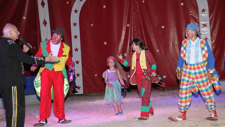 Zirkusdirektor Georg Frank (links) hat es nicht leicht sich gegen die Späße der Clowns zur Wehr zu setzen. Foto: Gerda Völk