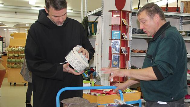 Bruder Samuel und Betriebsleiter Klaus Br&ouml;nner zeichnen in der Markthalle fair gehandelte Waren aus.  Fotos: Diana Fuchs