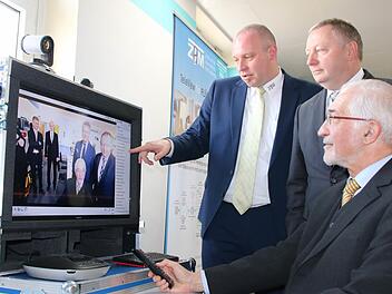 Geschäftsführer Sebastian Dresbach (von links) erläuterte Landrat Thomas Bold und Regierungspräsident Paul Beinhofer unter anderem die Möglichkeiten einer telemedizinischen Sprechstunde. Foto: Ralf Ruppert