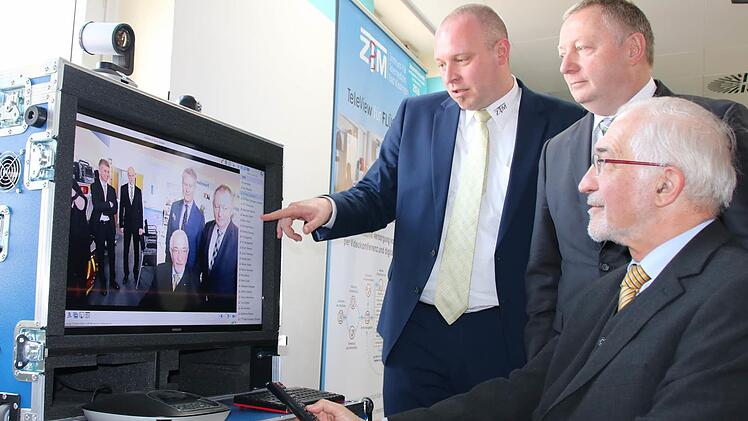 Geschäftsführer Sebastian Dresbach (von links) erläuterte Landrat Thomas Bold und Regierungspräsident Paul Beinhofer unter anderem die Möglichkeiten einer telemedizinischen Sprechstunde. Foto: Ralf Ruppert