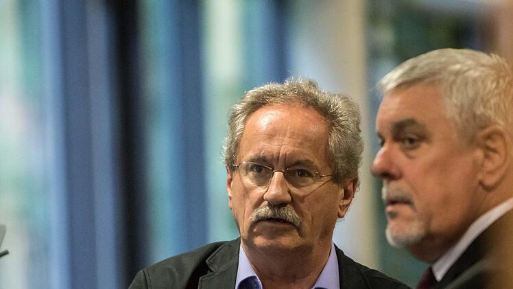 "Die Alternative oder: Macht endlich Politik!": Christian Ude stellte sein neues Buch in Coburg vor. Zu den Zuhörern zählte auch OB Norbert Tessmer. Foto: Jochen Berger