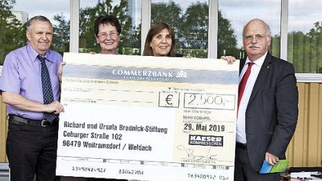 Spendenübergabe (von links): Richard und Ursula Bradnick, Tina-Maria Vlantoussi-Kaeser, Thomas Kaeser