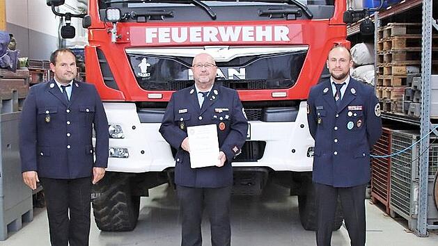 Thomas S&auml;um wurde f&uuml;r seine langj&auml;hrigen Dienste zum Ehrenkommandanten ernannt. Im Bild von links: Kreisbrandmeister Matthias M&uuml;ller, Kommandant Christian Kunstmann, Ehrenkommandant Thomas S&auml;um, Vorsitzender Jan Bunzelt und B&uuml;rgermeister Michael Zapf