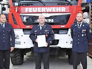 Thomas Säum wurde für seine langjährigen Dienste zum Ehrenkommandanten ernannt. Im Bild von links: Kreisbrandmeister Matthias Müller, Kommandant Christian Kunstmann, Ehrenkommandant Thomas Säum, Vorsitzender Jan Bunzelt und Bürgermeister Michael Zapf