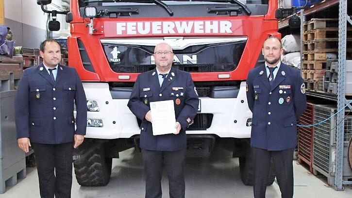 Thomas Säum wurde für seine langjährigen Dienste zum Ehrenkommandanten ernannt. Im Bild von links: Kreisbrandmeister Matthias Müller, Kommandant Christian Kunstmann, Ehrenkommandant Thomas Säum, Vorsitzender Jan Bunzelt und Bürgermeister Michael Zapf