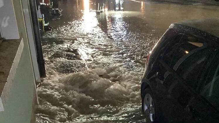 Würzburg: Straße nach Wasserrohrbruch überflutet - Feuerwehr nachts im Einsatz