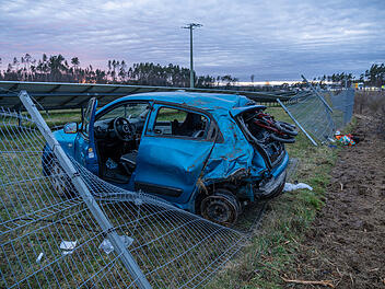 Kreis Kulmbach: Auto schleudert von der A70 - und landet in massivem Zaun Kreis Kulmbach: Auto schleudert von der A70 - und landet in massivem Zaun