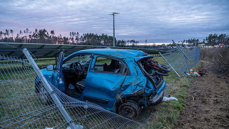 Kreis Kulmbach: Auto schleudert von der A70 - und landet in massivem Zaun