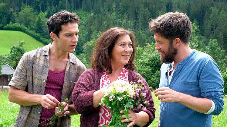 Eva Lorenz (Eva Mattes) freut sich, dass sie Basti Pfeiffer (Raban Bieling, links) und Schorschi Striebel (Sebastian Edtbauer) bei der Entwicklung ihres Kräuterbieres helfen kann.
