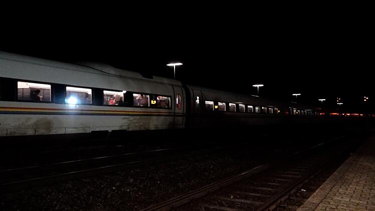 ICE in Sch&ouml;nraintunnel im Kreis Main-Spessart mit Nothalt