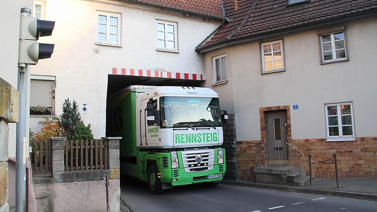 Riesige Laster rollen durch die enge Ortsdurchfahrt. Am liebsten würde Bürgermeister Gregor Friedein-Zech den Schwerlastverkehr ganz aus Marktzeuln verbannen, doch das wird ein Kraftakt. Foto: Gerda Völk