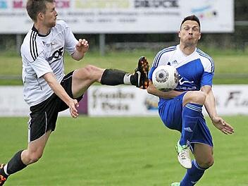 Mit vollem Einsatz, wie hier der Burgkunstadter Abwehrspieler Christoph Schwarz (links) gegen den Frohnlacher Tim Ehle, werden die FCBler auch morgen im Rückspiel auf eigenem Platz zu Werke gehen.  Foto: H. Weiß