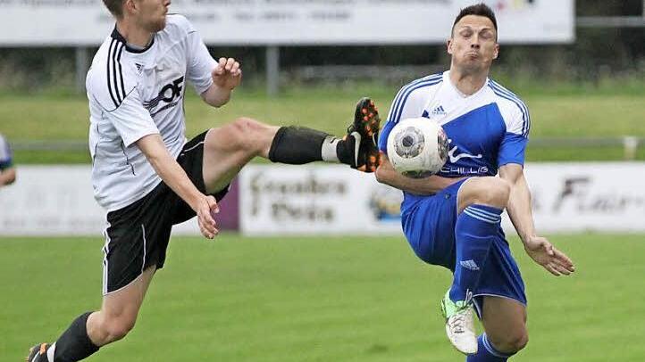 Mit vollem Einsatz, wie hier der Burgkunstadter Abwehrspieler Christoph Schwarz (links) gegen den Frohnlacher Tim Ehle, werden die FCBler auch morgen im Rückspiel auf eigenem Platz zu Werke gehen.  Foto: H. Weiß