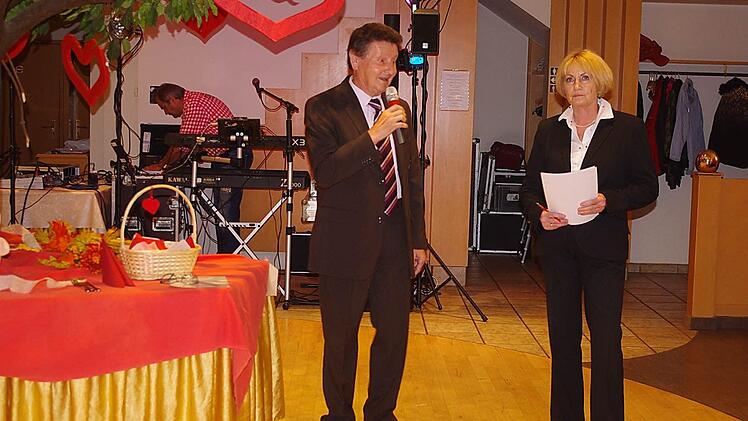 Gerhard Burkert-Mazur dankte Petra Jung vom "Waldhotel Bächlein" für ihre Unterstützung für "1000 Herzen für Kronach". Foto: Heike Schülein