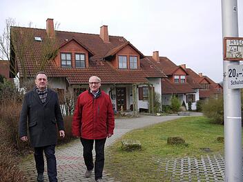 Ein Teil der Großheirather Erfolgsgeschichte: die Häuser in der Schulstraße waren eines der ersten Wohnprojekte, die von Gerold Hümmer (rechts) nach der Selbstständigkeit der Gemeinde verwirklicht wurden. Der heutige Bürgermeister, Udo Siegel (links), setzt den damals eingeschlagenen Weg der Wohnsitzgemeinde fort. Foto: Berthold Köhler