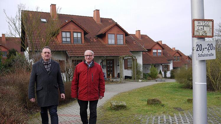 Ein Teil der Großheirather Erfolgsgeschichte: die Häuser in der Schulstraße waren eines der ersten Wohnprojekte, die von Gerold Hümmer (rechts) nach der Selbstständigkeit der Gemeinde verwirklicht wurden. Der heutige Bürgermeister, Udo Siegel (links), setzt den damals eingeschlagenen Weg der Wohnsitzgemeinde fort. Foto: Berthold Köhler
