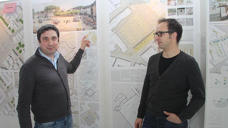 Die H2M-Architekten Johannes Müller und Stephan Häublein (von links) vor ihrem Entwurf.