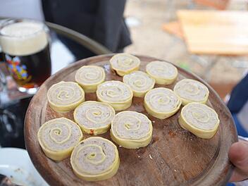 Eine Teigroulade mit Brät: Auch in dieser Form wurde die fränkische Spezialtät beim Auftakt des Bratwurstgipfels in Bamberg serviert. Foto: Ronald Rinklef