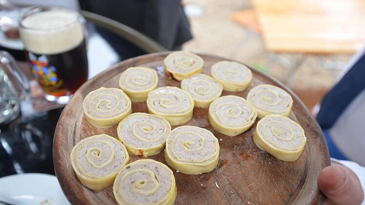 Eine Teigroulade mit Brät: Auch in dieser Form wurde die fränkische Spezialtät beim Auftakt des Bratwurstgipfels in Bamberg serviert. Foto: Ronald Rinklef