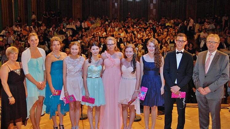 Die acht Jahrgangsbesten mit Schuldirektor Andreas Elsässer und der Elternbeiratsvorsitzenden Nicole Weingärtner.  Foto: Sigismund von Dobschütz